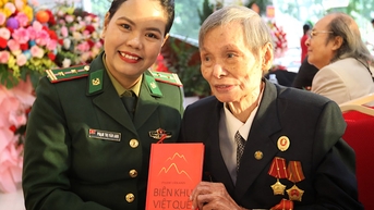 ប្រជាជន​ដែល​គ្រវី​ទង់​ក្រហម​នៃ​ខែ​សីហា ជា​ការ​បំផុស​គំនិត​ដ៏​អស្ចារ្យ​សម្រាប់​ខ្ញុំ។