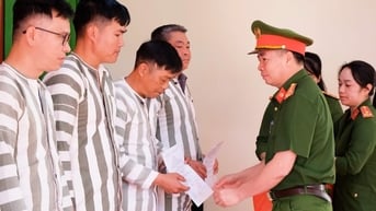Trao quyết định đặc xá cho 38 phạm nhân tại Trại tạm giam số 1