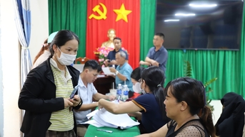 គ្រួសារជាច្រើនបានទទួលប្រាក់ឧបត្ថម្ភរាប់លានដុងក្នុងឱកាសបុណ្យឯករាជ្យជាតិ។