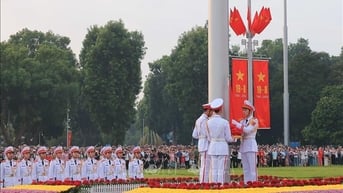 Hàng nghìn người dân tham dự Lễ Thượng cờ tại Quảng trường Ba Đình