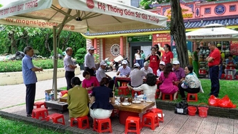 ថ្ងៃ​ជា​វិចិត្រករ​គ្រឿង​ស្មូន៖ បទពិសោធន៍​ទេសចរណ៍​ប្លែក​មួយ​នៅ​ក្នុង​វួដ សាយហ្គន