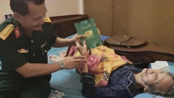 តន្ត្រីករ ឌឹ ហៀន ទទួលបានកាដូពិសេស បន្ទាប់ពីមានជំងឺធ្ងន់ធ្ងរ។