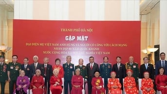 Chủ tịch UBND TP Hà Nội gặp mặt, tặng quà người có công tiêu biểu dự Quốc khánh 2-9