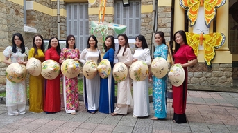 នារី​ Hue៖ ជា​និមិត្ត​រូប​ទន់ភ្លន់​ក្នុង​លំហូរ​នៃ​វប្បធម៌​វៀតណាម