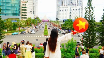 ភ្ញៀវទេសចរណ៍រំភើបចិត្តនៅទីលាន Tam Thang វួដ Vung Tau