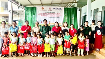 Mang yêu thương đến trẻ em vùng cao, biên giới