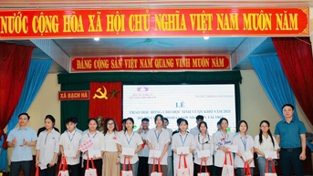និស្សិត Nghe An ជិត 500 នាក់ទទួលបានអាហារូបករណ៍ដើម្បីជំនះការលំបាក