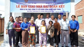 ឃុំចូវថាញ់៖ ប្រគល់ផ្ទះមហាសាមគ្គីចំនួន២ខ្នងជូនគ្រួសារក្រីក្រ