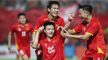 FIFA ប៉ះអ្នកគាំទ្រវៀតណាមពេលប្រើ 'Red Rain' ដើម្បីអបអរសំបុត្រអាស៊ី