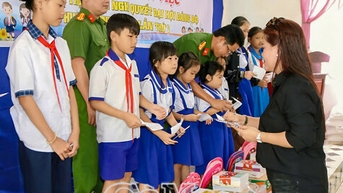 ជិត 200 លានដុងជួយឧបត្ថម្ភប្រជាជន និងសិស្សានុសិស្សក្នុងស្ថានភាពលំបាក