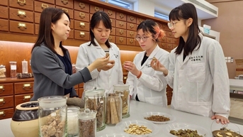 Ngành y học cổ truyền thu hút sinh viên