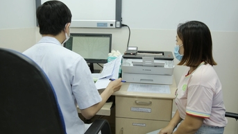 많은 베트남 사람들이 암 검진을 받지 않는 이유는... 질병 진단을 받을까 봐 두렵기 때문입니다.