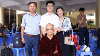 លោកយាយ U100 ពីទីក្រុង Da Nang ទៅកាន់ទីក្រុងហាណូយ ដើម្បីលើកទឹកចិត្តចៅៗឱ្យទៅសាលារៀន