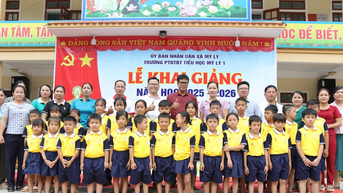 Education and Times Newspaper ជួយសិស្សដែលរងគ្រោះដោយទឹកជំនន់នៅ Nghe An ទៅសាលារៀន