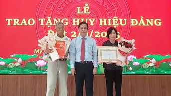 ឃុំ​ My Thuan ផ្តល់​ផ្លាក​សញ្ញា​គណបក្ស
