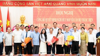 Tỉnh ủy An Giang trao quyết định nghỉ hưu trước tuổi, nghỉ thôi việc hưởng chính sách, chế độ cho các cán bộ thuộc diện Ban Bí thư Trung ương Đảng và Ban Thường vụ Tỉnh ủy quản lý