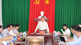 អនុរដ្ឋមន្ត្រីក្រសួងសុខាភិបាល Nguyen Tri Thuc ធ្វើការនៅ Dong Nai