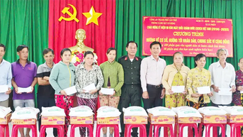 នគរបាលក្រុង Can Tho ប្រគល់អំណោយចំនួន ១៥០ ជូនប្រជាពលរដ្ឋ និងសិស្សានុសិស្សនៅឃុំ Xa Phien ។