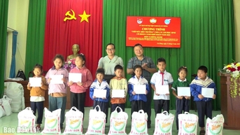 Xã Cư Pơng trao tặng 70 suất quà cho sinh khó khăn