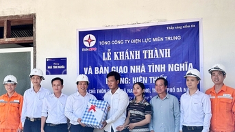 សហគ្រាសវារីអគ្គិសនី Dak Pring ប្រគល់ផ្ទះជូនគ្រួសារក្រីក្រនៅឃុំ Nam Giang