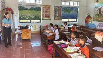 Học sinh tới lớp sau khi phụ huynh phản đối sáp nhập trường