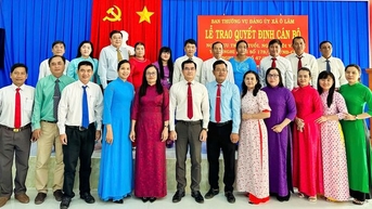 ឃុំទ្រីតុន និងឃុំអូរឡាំ ប្រគល់សេចក្តីសម្រេចលើការងារបុគ្គលិក។