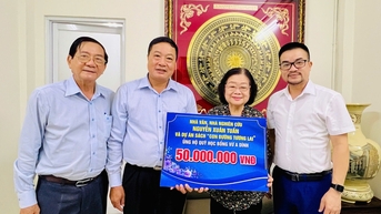 'ផ្លូវអនាគត' ផ្តល់សៀវភៅ និងអាហារូបករណ៍ដល់មូលនិធិ Vu A Dinh