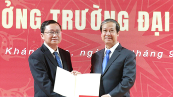 Bộ trưởng Bộ GD&ĐT trao quyết định cho Hiệu trưởng Trường ĐH Nha Trang