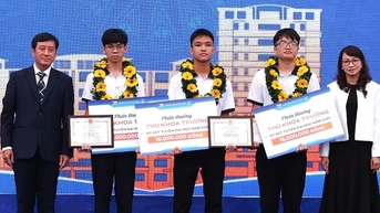 Ba thủ khoa Trường ĐH Khoa học tự nhiên cùng đạt điểm gần tuyệt đối, bí quyết học gây bất ngờ