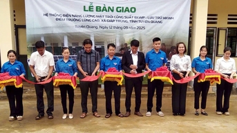 ប្រគល់​ប្រព័ន្ធ​ថាមពល​ពន្លឺ​ព្រះ​អាទិត្យ​ដល់​សាលា Lung Cao