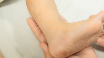 Cảnh báo nguy cơ trẻ lây bệnh tay chân miệng từ người lớn