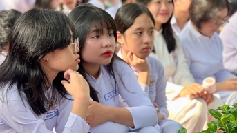 Con tan học từ 15h30, mẹ thấp thỏm đứng ngồi không yên