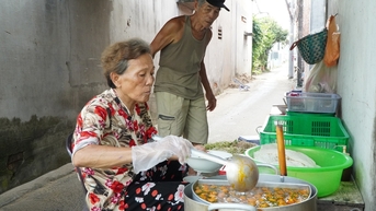 서부 40년 된 당면국수집, 80대 노부부, 한 그릇 5,000동에 팔아