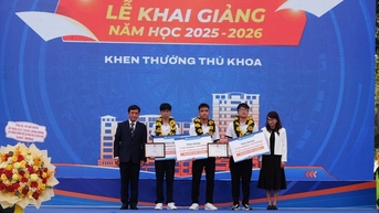 Trường ĐH Khoa học Tự nhiên TP HCM khen thưởng nhiều tân sinh viên