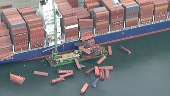 [Tin tức Hàng hải] Hơn 60 container rơi khỏi tàu hàng tại cảng Long Beach (Mỹ)