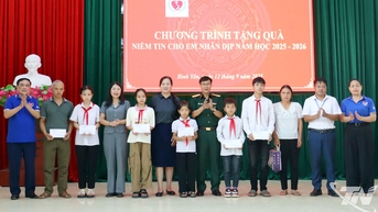 Trao 12 suất học bổng cho học sinh có hoàn cảnh đặc biệt