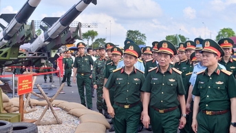 ឧត្តមសេនីយ Phan Van Giang ត្រួតពិនិត្យឧបករណ៍ទំនើបៗរបស់កងទ័ពវៀតណាម