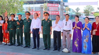 សមាគមទ្រទ្រង់គ្រួសារយុទ្ធជនពលីខេត្ត Nghe An បានអុជធូបនៅទីតាំងគោរពវិញ្ញាណក្ខន្ធ Nghe Tinh សូវៀត។
