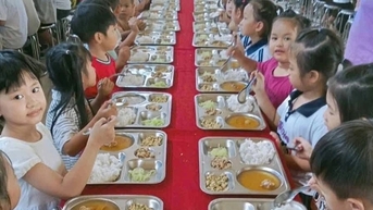 Suất ăn bán trú 15.000 đồng ở trường miền núi nhận "mưa lời khen"