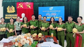 Chi hội Phụ nữ Công an xã Chiên Đàn ra mắt mô hình “Nuôi heo đất sinh sản”