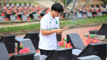 Công Phượng cùng đồng đội tri ân các anh hùng liệt sĩ trước mùa giải mới