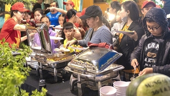 Tranh luận ăn buffet đổi chén đĩa liên tục mới văn minh hay chỉ cần ăn uống sạch, yên lặng là được?