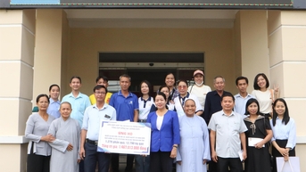 ប្រគល់អំណោយជិត ១.២៨០ ដល់គ្រឹះស្ថានគាំពារសង្គមចំនួន ២០