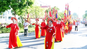 Lễ hội tri ân công đức Nguyên phi Ỷ Lan thu hút đông đảo du khách