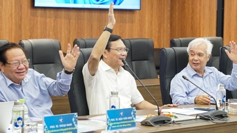 ផ្អាក​ជា​បណ្តោះអាសន្ន​នូវ​ការ​រៀបចំ​ផែនការ និង​តែងតាំង​អ្នកដឹកនាំ​ថ្មី​នៃ​សាកលវិទ្យាល័យ​សាធារណៈ