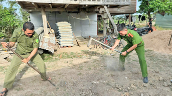 Cán bộ công an gần dân, vì dân
