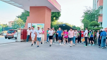 អត្តពលិកជាង 500 នាក់បានចូលរួមការប្រកួតជុំចុងក្រោយនៃកម្មវិធីរត់កាសែតហាណូយម៉ីលើកទី 50 - ដើម្បីសន្តិភាពឆ្នាំ 2025 នៅឃុំ Nam Phu