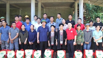 Hội Chữ thập đỏ tỉnh trao tặng 50 suất quà cho người dân Yên Phú bị thiệt hại do mưa bão