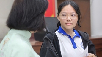 호치민시 의과대학 여학생, 아버지 기일 맞아 특별 선물 가져