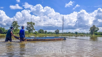 Ðẩy côn mùa nước tràn đồng